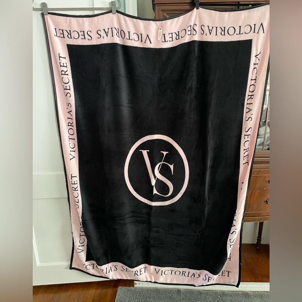 NWT Victoria Secret Blanket (pink/black)